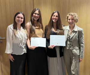 Equipo Departamento Laboral con chicas de prácticas enseñando sus diplomas