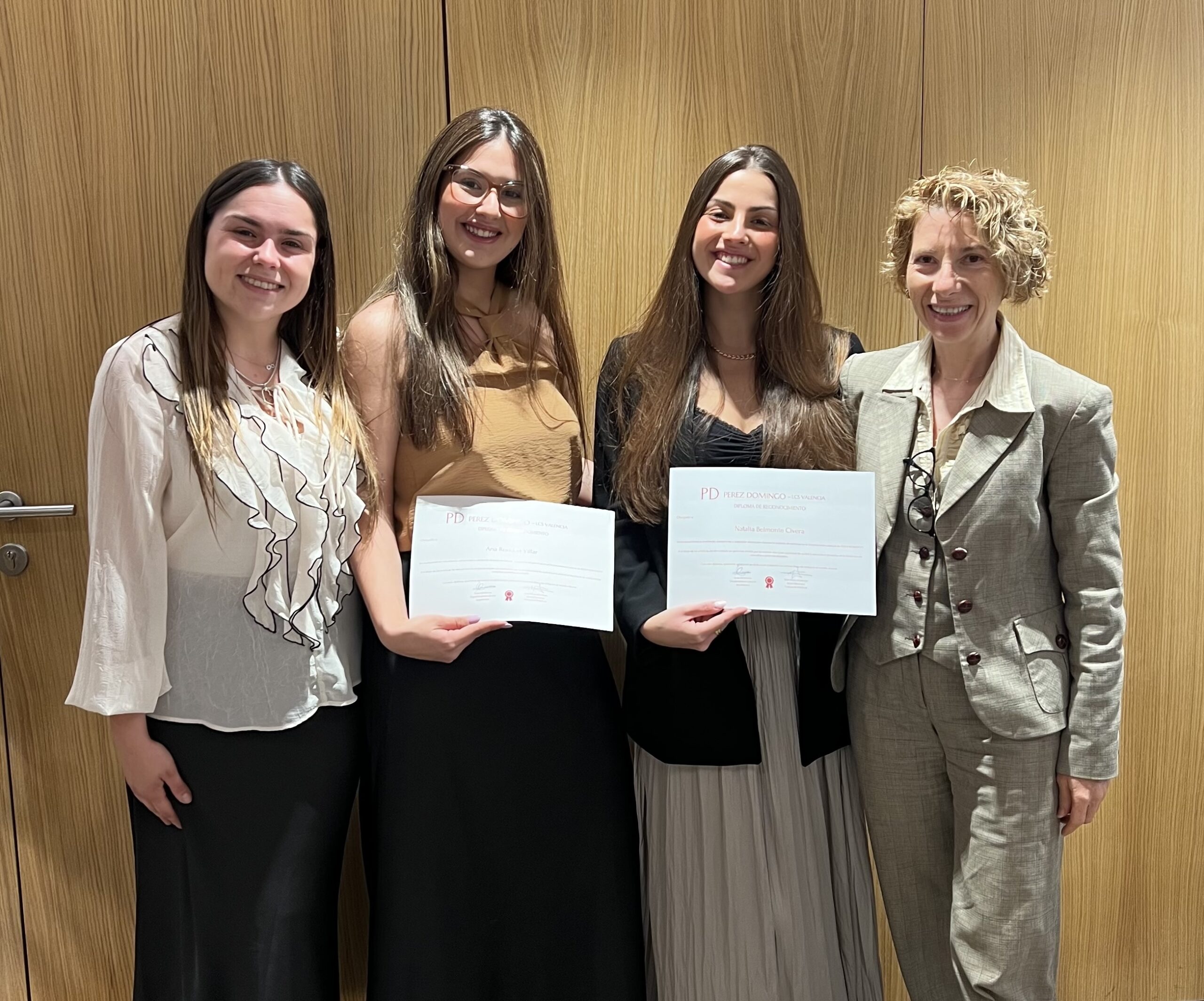 Equipo Departamento Laboral con chicas de prácticas enseñando sus diplomas